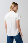 Blusa con manga corta, botones y cuello camisero unicolor