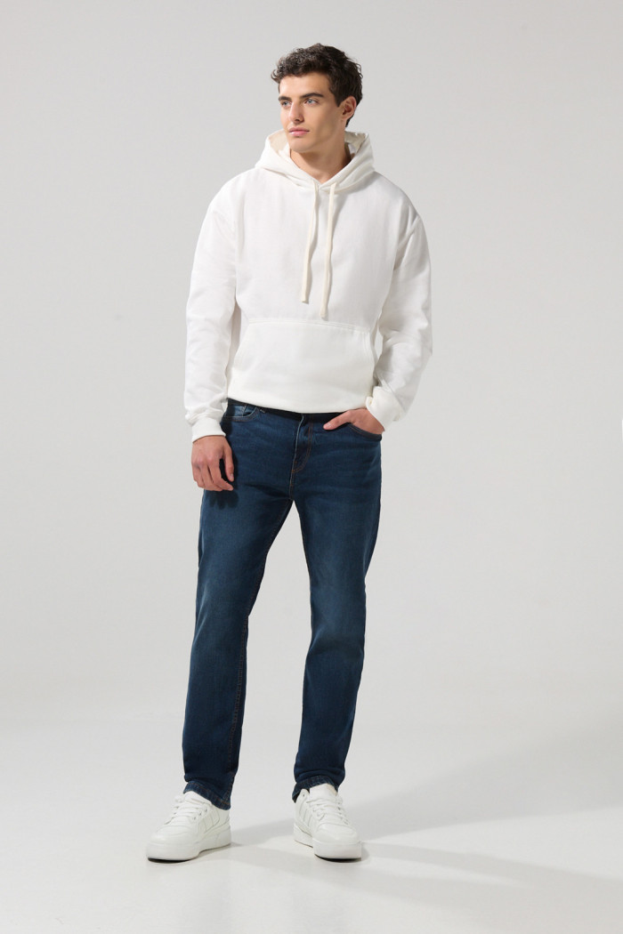 Jean azul oscuro straight leg con costuras y tiro bajo
