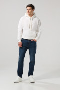 Jean azul oscuro straight leg con costuras y tiro bajo