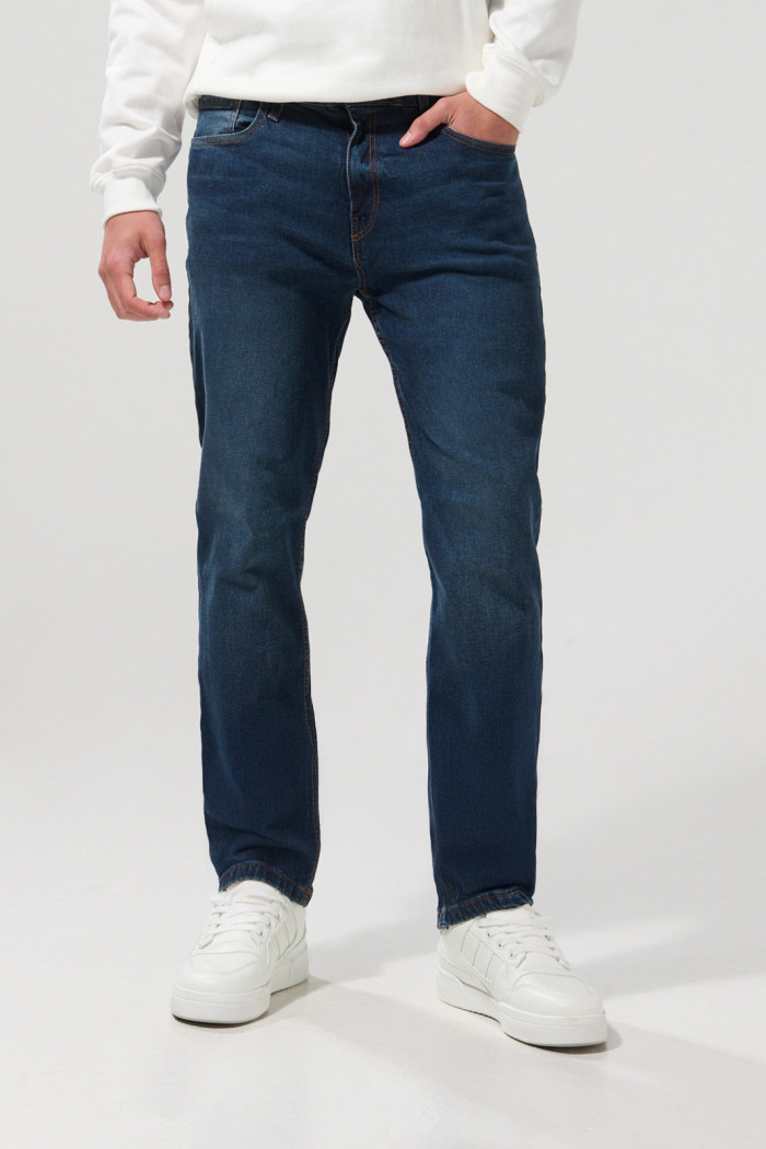 Jean azul oscuro straight leg con costuras y tiro bajo