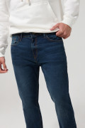 Jean azul oscuro straight leg con costuras y tiro bajo