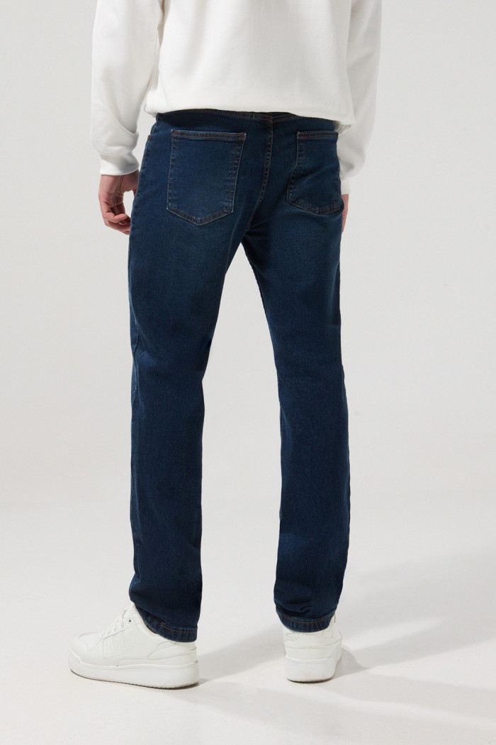 Jean azul oscuro straight leg con costuras y tiro bajo