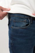 Jean azul oscuro straight leg con costuras y tiro bajo