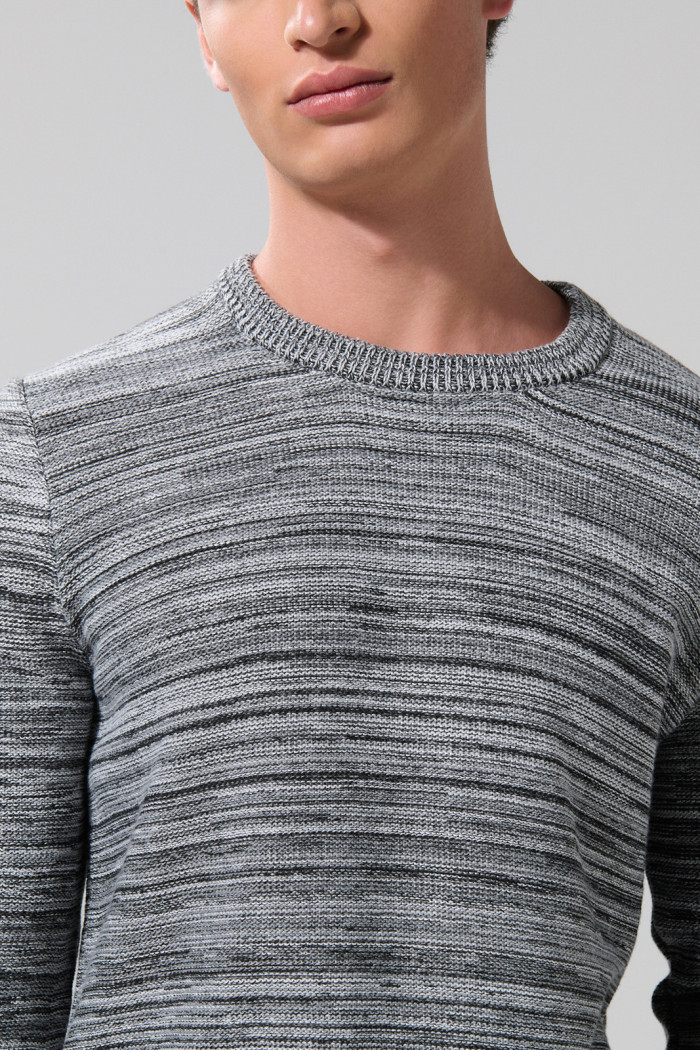 Suéter unicolor con cuello redondo y bordes sueltos
