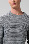 Suéter unicolor con cuello redondo y bordes sueltos