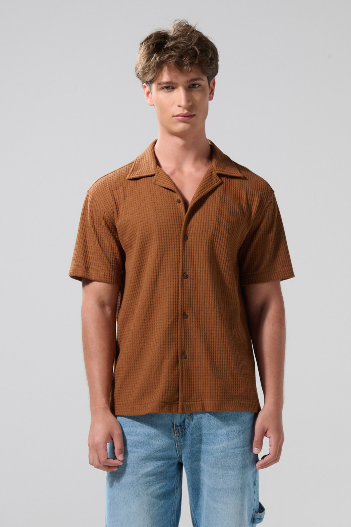 Camisa cuello resort unicolor con texturas y botones