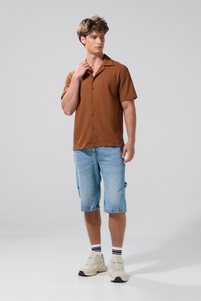 Camisa cuello resort unicolor con texturas y botones