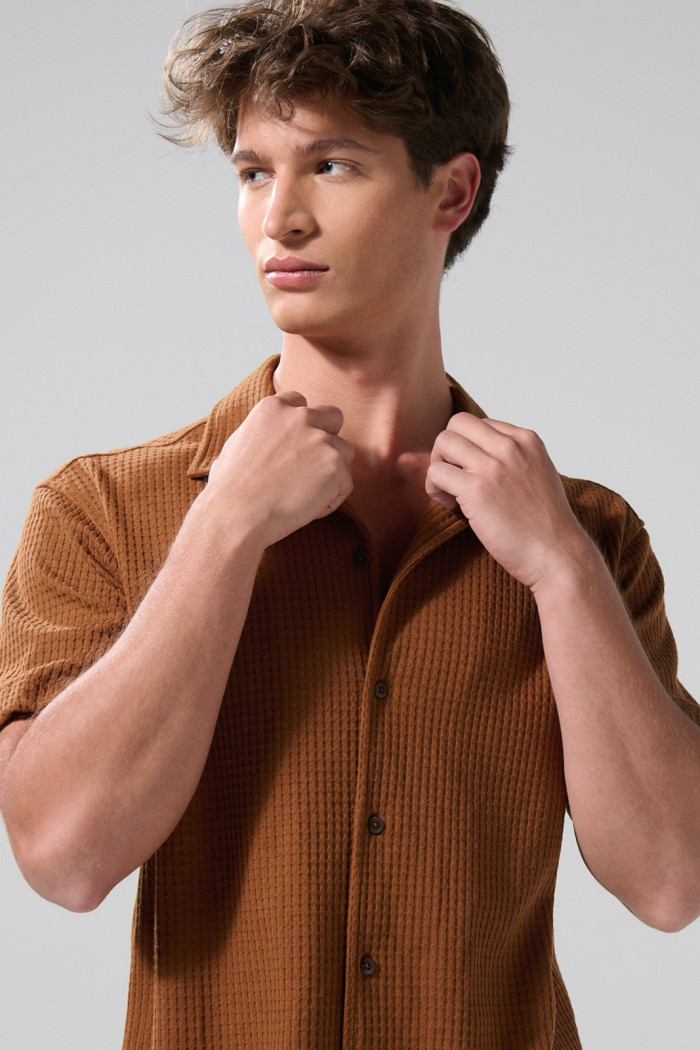 Camisa cuello resort unicolor con texturas y botones
