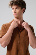 Camisa cuello resort unicolor con texturas y botones