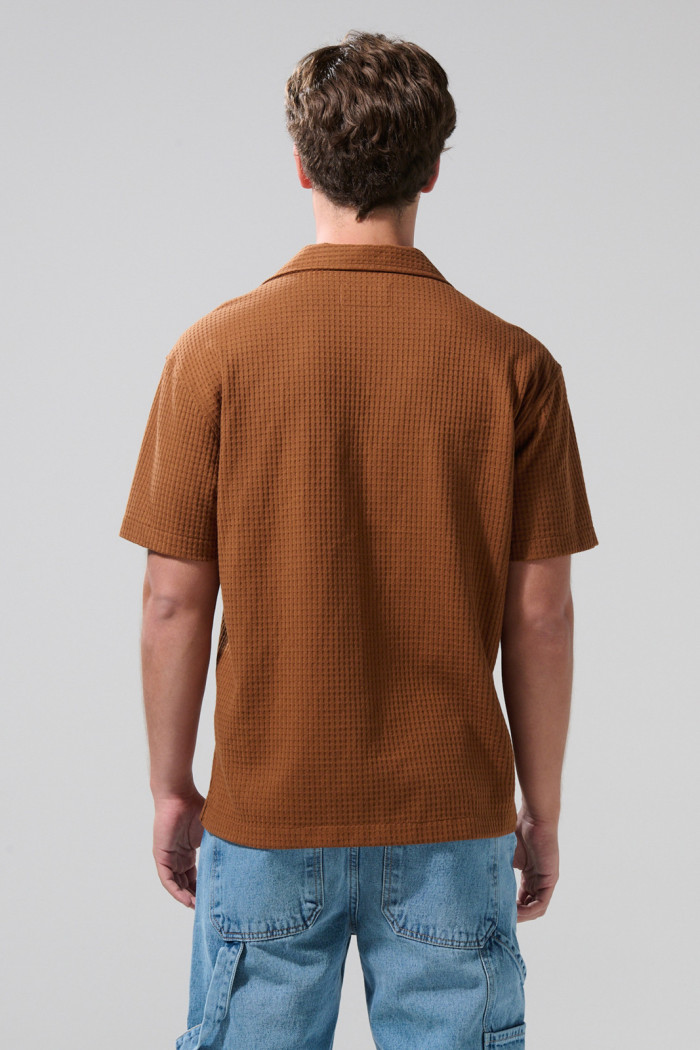 Camisa cuello resort unicolor con texturas y botones
