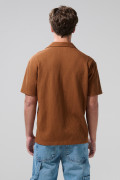 Camisa cuello resort unicolor con texturas y botones