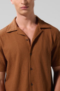 Camisa cuello resort unicolor con texturas y botones
