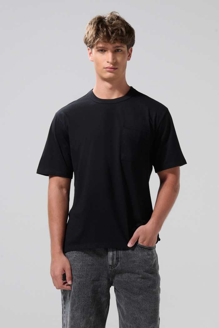 Camiseta oversize unicolor con bolsillo y cuello redondo