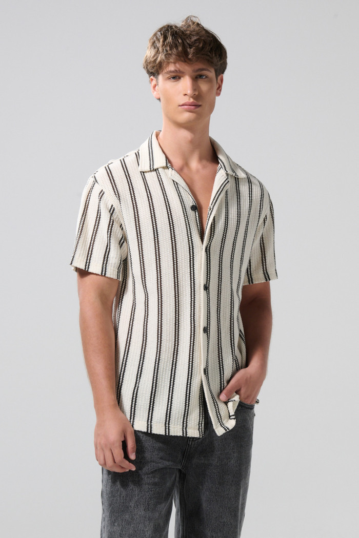 Camisa kaki a rayas con manga corta y texturas