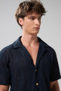 Camisa cuello resort unicolor manga corta con texturas