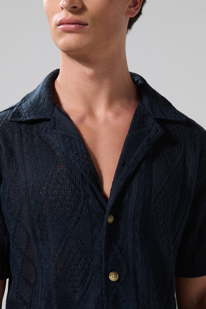 Camisa cuello resort unicolor manga corta con texturas