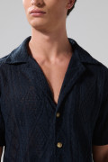 Camisa cuello resort unicolor manga corta con texturas