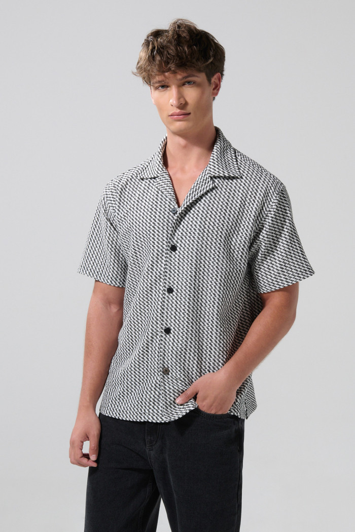 Camisa negra con diseños de figuras y cuello resort