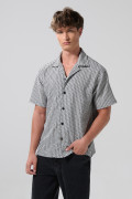 Camisa negra con diseños de figuras y cuello resort