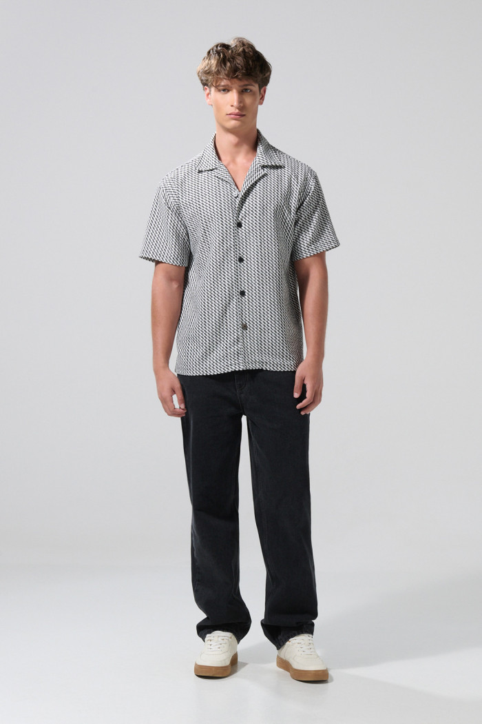 Camisa negra con diseños de figuras y cuello resort