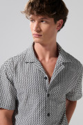 Camisa negra con diseños de figuras y cuello resort