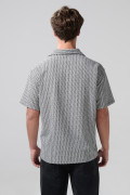 Camisa negra con diseños de figuras y cuello resort
