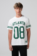 Camiseta crema con arte college, rayas y cuello redondo