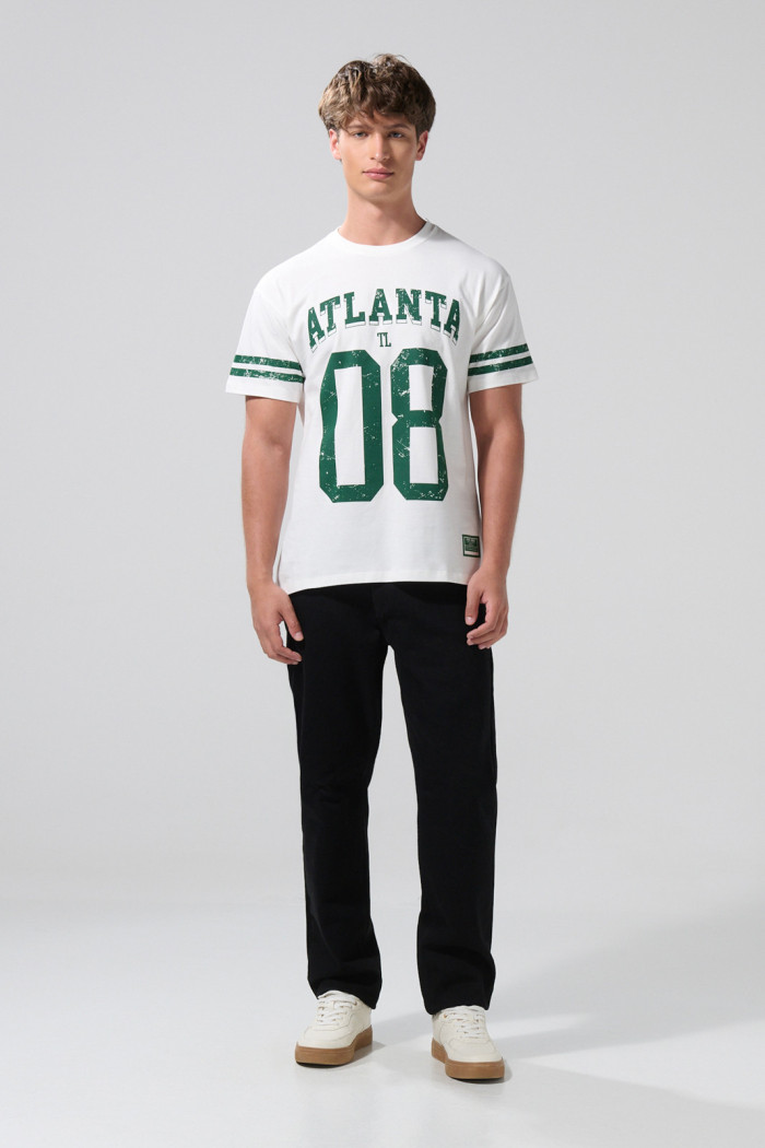 Camiseta crema con arte college, rayas y cuello redondo