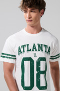 Camiseta crema con arte college, rayas y cuello redondo