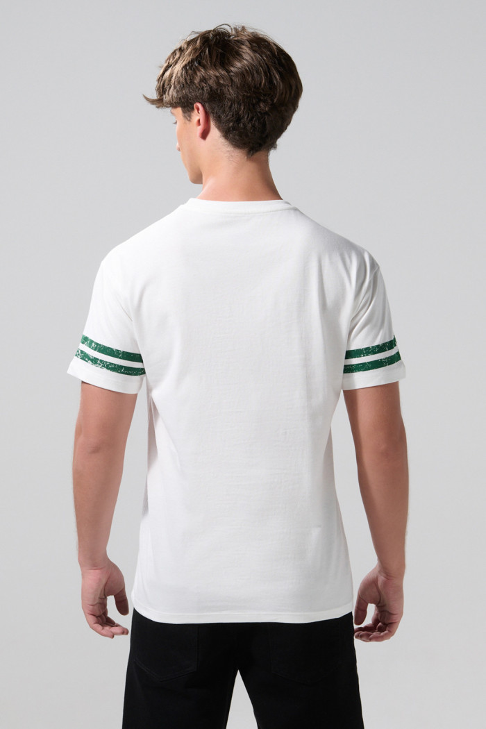 Camiseta crema con arte college, rayas y cuello redondo