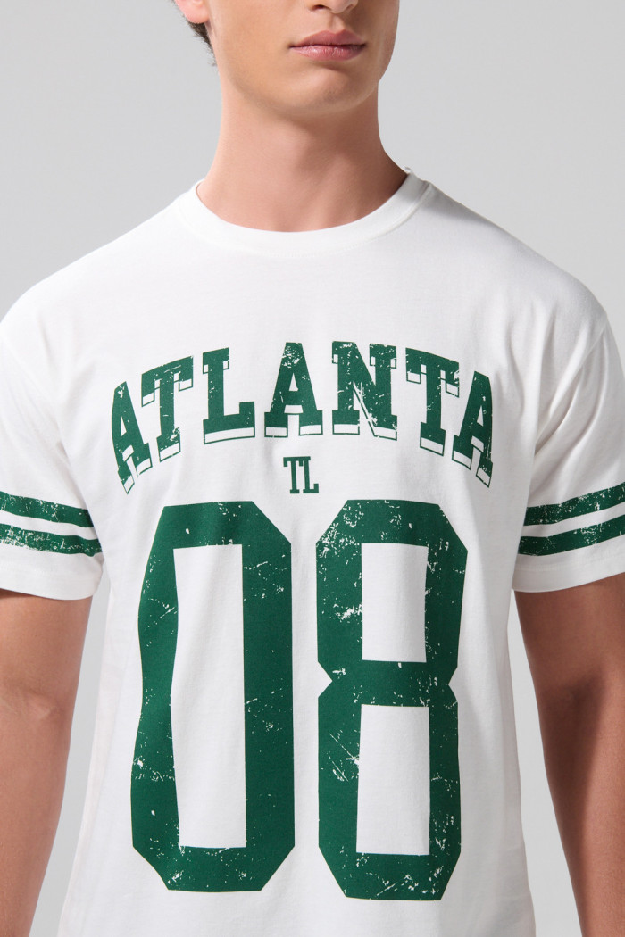 Camiseta crema con arte college, rayas y cuello redondo