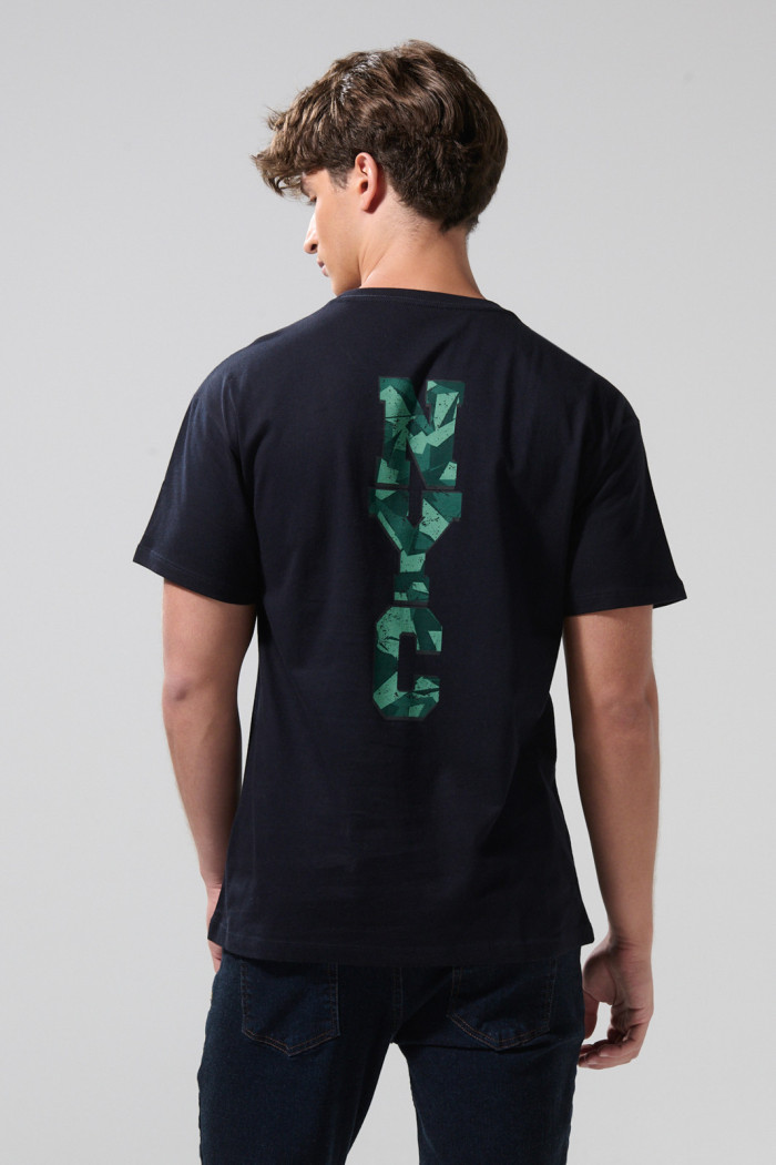Camiseta azul intensa manga corta con arte college posterior