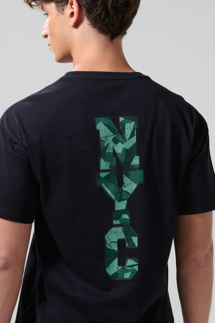 Camiseta azul intensa manga corta con arte college posterior