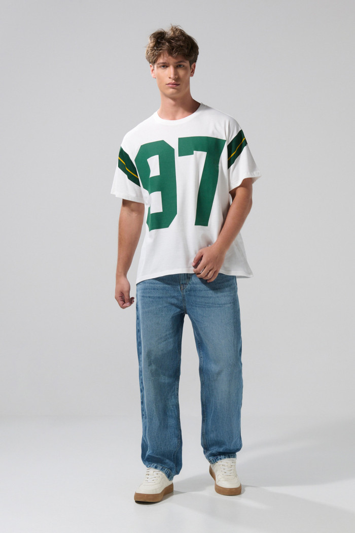 Camiseta cuello redondo oversize crema con arte college