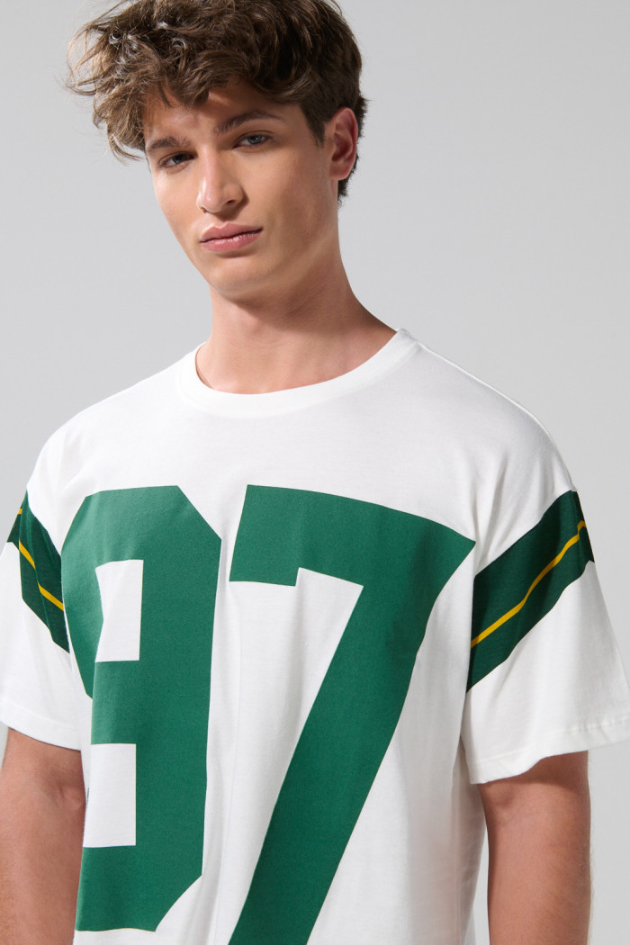 Camiseta cuello redondo oversize crema con arte college