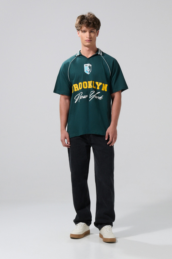 Camiseta verde oscura con diseños college y cuello polo