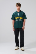 Camiseta verde oscura con diseños college y cuello polo