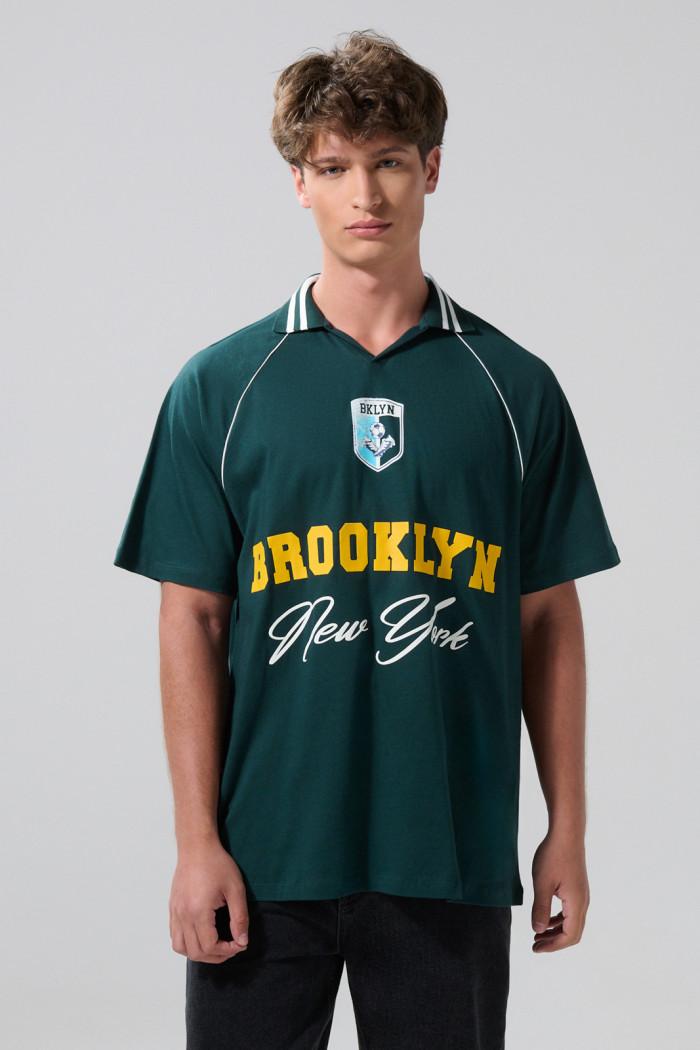Camiseta verde oscura con diseños college y cuello polo