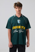 Camiseta verde oscura con diseños college y cuello polo