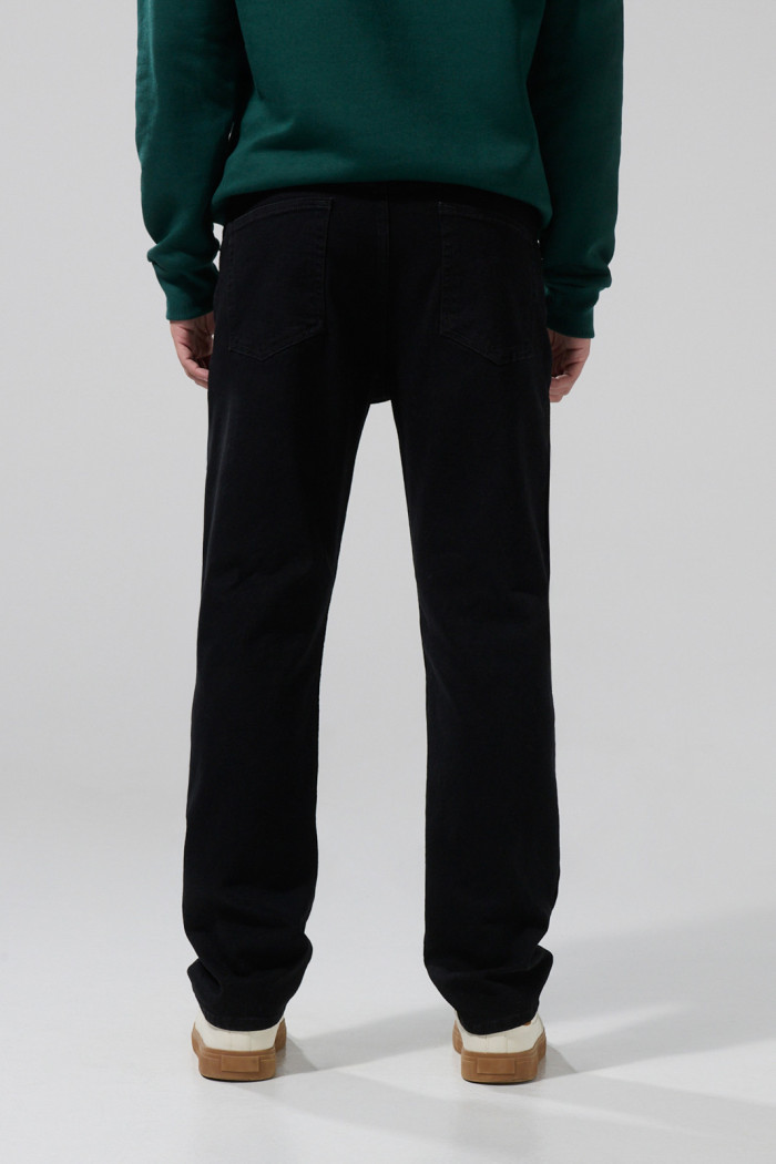 Jean bota recta straight leg negro tiro bajo con cremallera