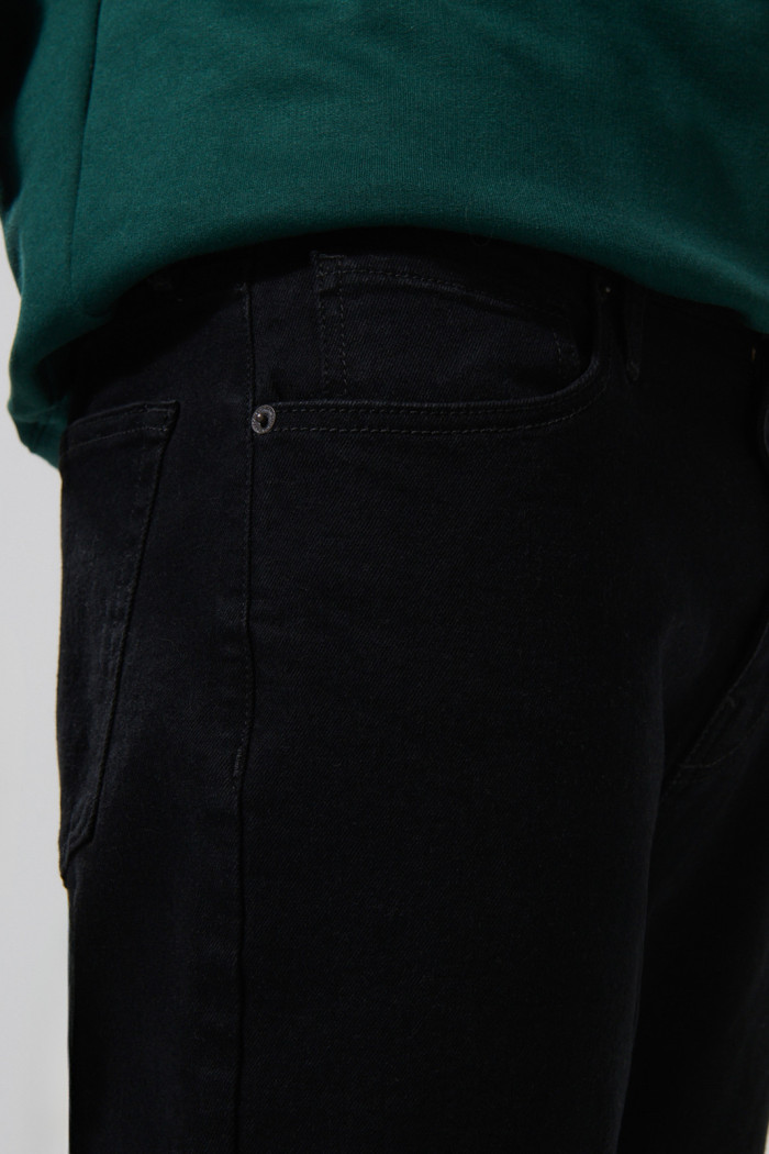 Jean bota recta straight leg negro tiro bajo con cremallera