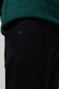 Jean bota recta straight leg negro tiro bajo con cremallera