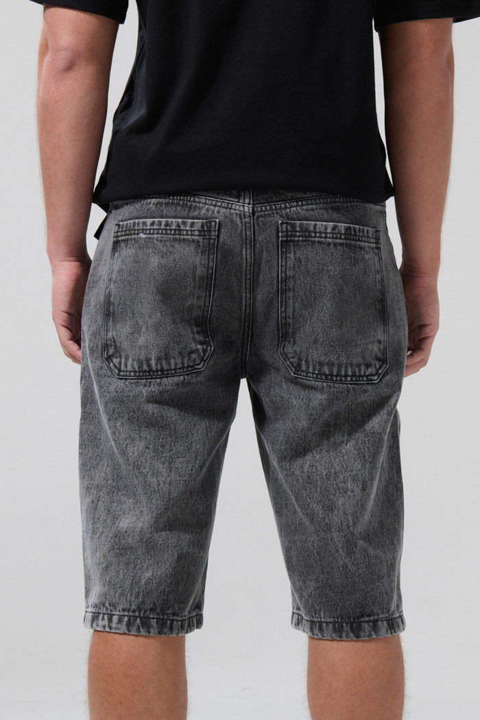 Bermuda gris oscura de jean slim con tiro bajo