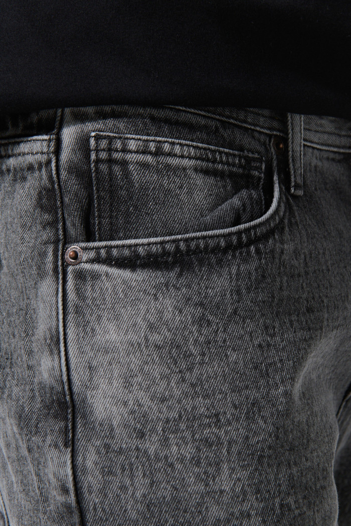 Bermuda gris oscura de jean slim con tiro bajo