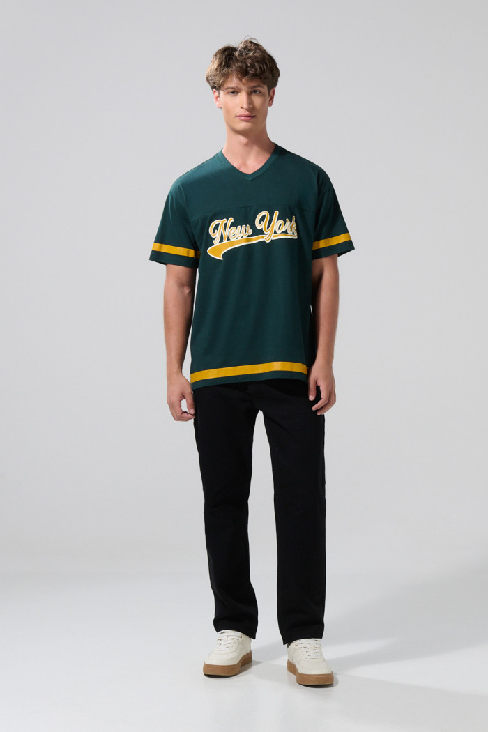 Camiseta oversize cuello V verde oscura con diseño college