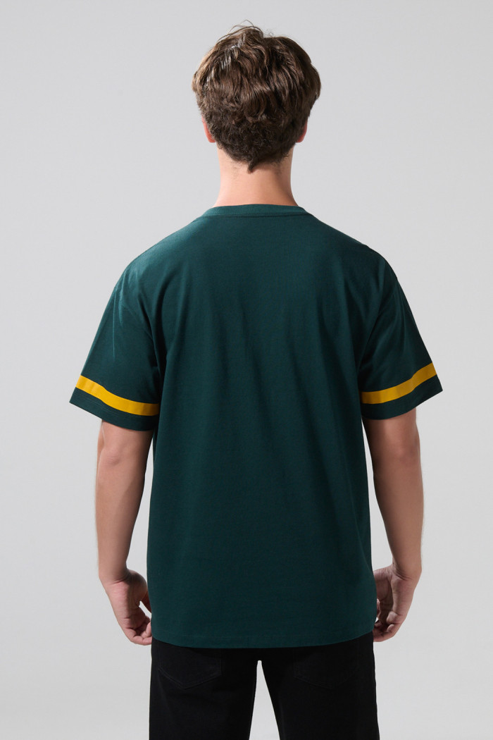 Camiseta oversize cuello V verde oscura con diseño college