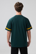 Camiseta oversize cuello V verde oscura con diseño college