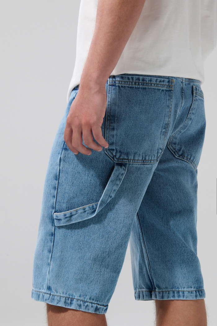 Bermuda de jean carpintero azul clara con tiro bajo