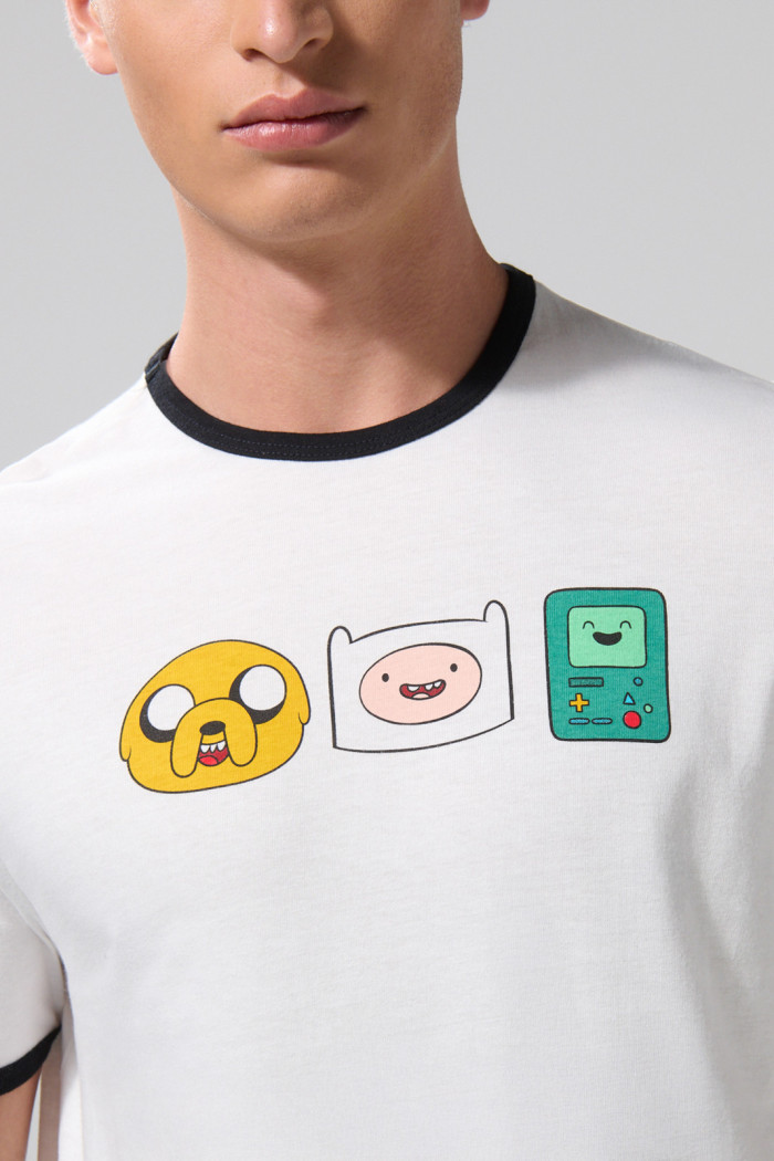 Camiseta manga corta crema de Hora de Aventura con contrastes
