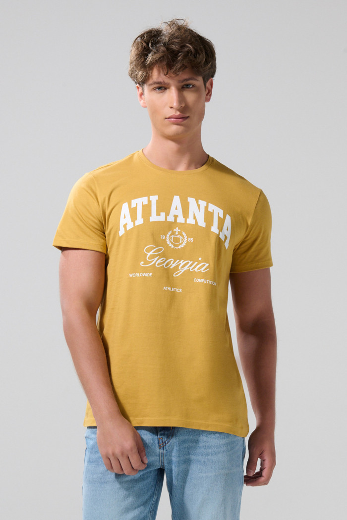 Camiseta amarilla cuello redondo con arte college blanco